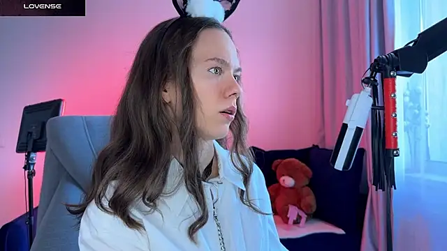 Snapshot of DivineBite chatting on 09.17.25 DivineBite online show from 09.17.25