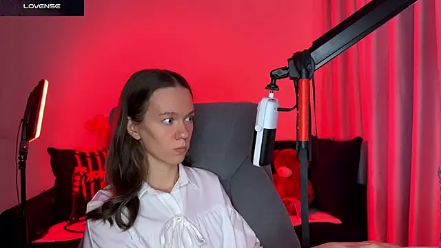 Snapshot of DivineBite chatting on 09.18.25 DivineBite online show from 09.18.25