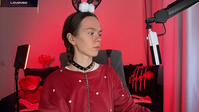 Snapshot of DivineBite chatting on 09.24.25 DivineBite online show from 09.24.25