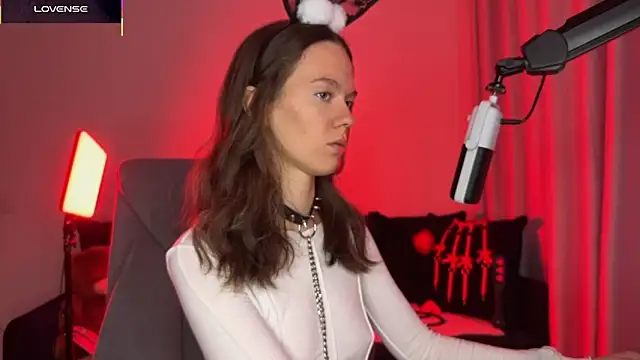 Snapshot of DivineBite chatting on 09.27.25 DivineBite online show from 09.27.25