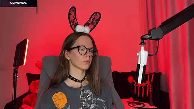 Snapshot of DivineBite chatting on 10.18.25 DivineBite online show from 10.18.25