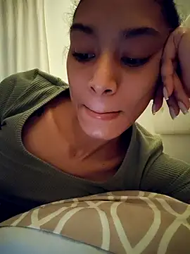 Snapshot of Leaberry chatting on 12.05.25 Leaberry online show from 12.05.25