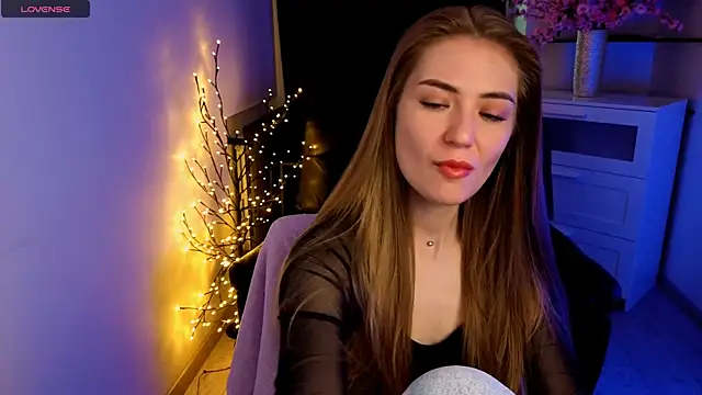 Snapshot of Adelyna_Bird chatting on 05.08.26 Adelyna Bird online show from 05.08.26