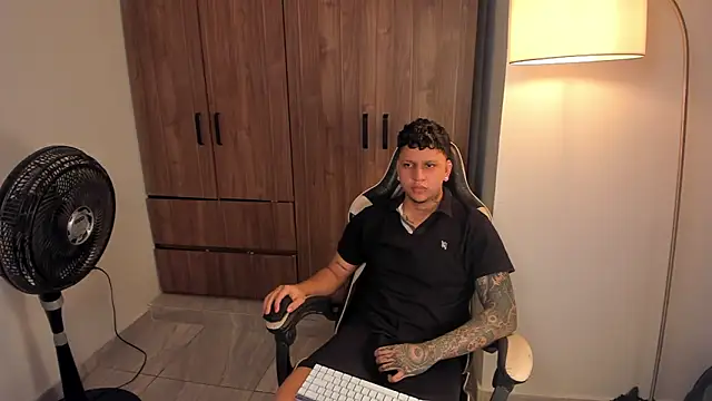 Snapshot of Jake_simons chatting on 05.24.26 Jake simons online show from 05.24.26