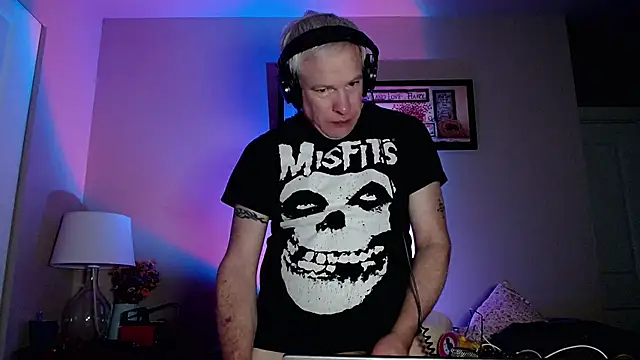 Snarfle82 online show from 11.20.25