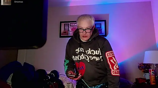 Snarfle82 online show from 12.04.25