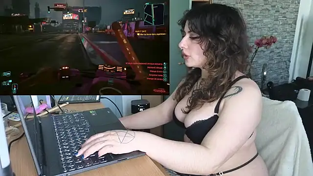 Snapshot of Moxxxie chatting on 10.28.25 Moxxxie online show from 10.28.25