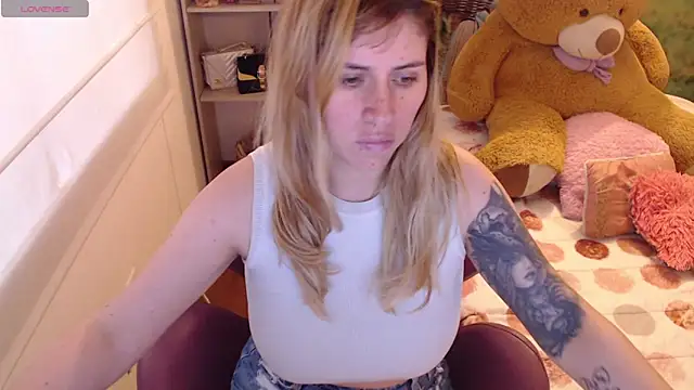 Snapshot of thamarajane chatting on 04.21.26 thamarajane online show from 04.21.26