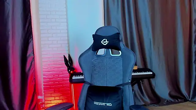 QueenAliss online show from 01.06.25