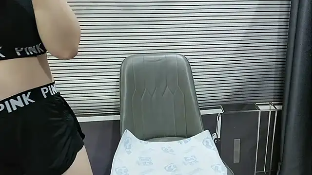 Snapshot of pelue chatting on 09.25.25 pelue online show from 09.25.25