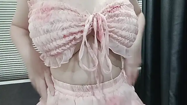 Snapshot of pelue chatting on 10.13.25 pelue online show from 10.13.25