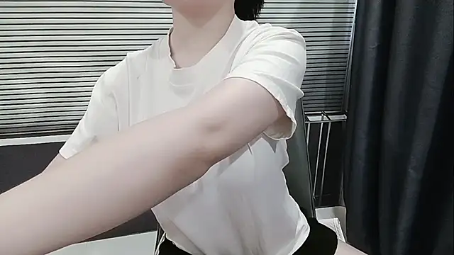 Snapshot of pelue chatting on 10.21.25 pelue online show from 10.21.25