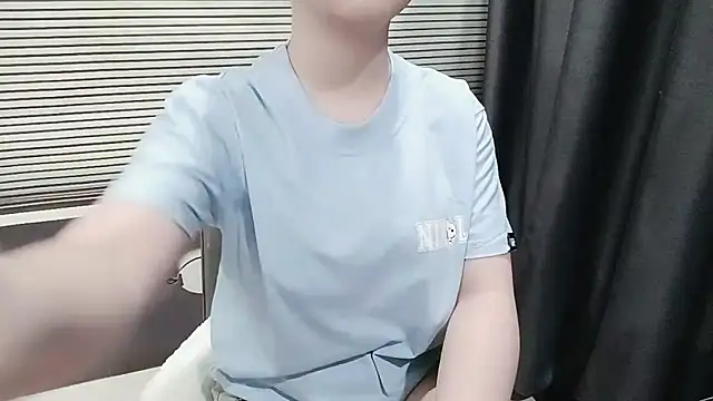 Snapshot of pelue chatting on 10.28.25 pelue online show from 10.28.25