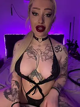 Snapshot of JennaLinn chatting on 03.19.25 JennaLinn online show from 03.19.25