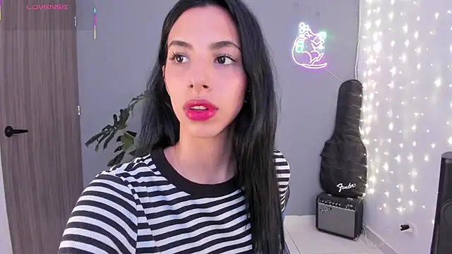 Snapshot of labrika_ chatting on 10.24.25 labrika online show from 10.24.25