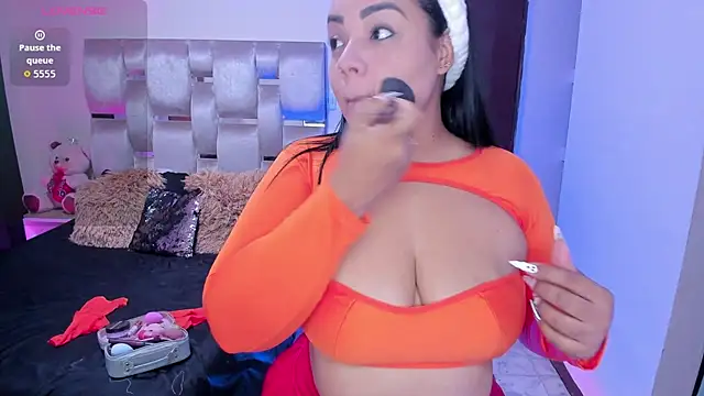 Snapshot of MelanyShayk chatting on 10.16.25 MelanyShayk online show from 10.16.25