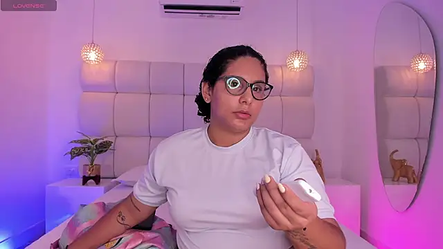 DanielleEvans  online show from 11.02.25