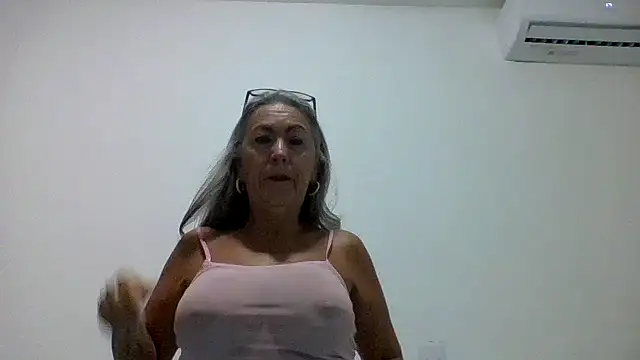 Snapshot of EvaRobinson chatting on 07.25.26 EvaRobinson online show from 07.25.26