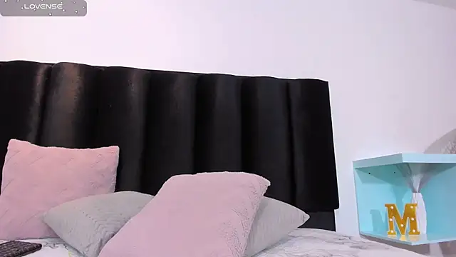Snapshot of MauraGray chatting on 01.13.25 MauraGray online show from 01.13.25