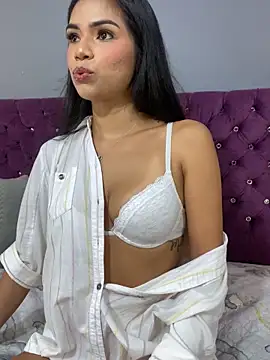 Snapshot of MauraGray chatting on 09.27.25 MauraGray online show from 09.27.25