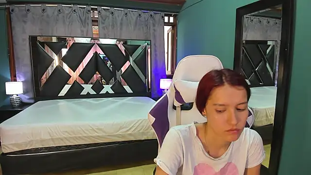 Snapshot of Linda4Petite chatting on 02.28.25 Linda4Petite online show from 02.28.25
