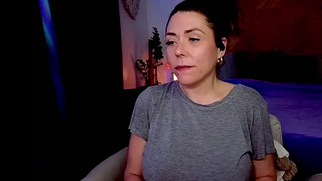 Snapshot of Ellie-L-Elizabeth chatting on 05.19.26 Ellie-L-Elizabeth online show from 05.19.26