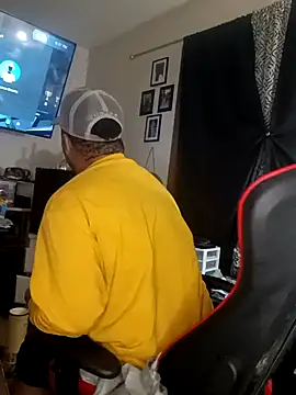 Snapshot of yellowwetfox chatting on 12.29.24 yellowwetfox online show from 12.29.24