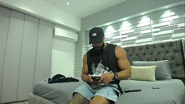 Snapshot of romeolovedark chatting on 02.19.25 romeolovedark online show from 02.19.25