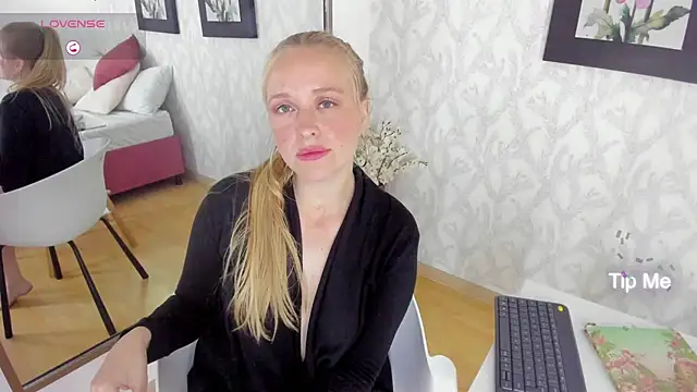 Snapshot of EmilySumer chatting on 12.26.24 EmilySumer online show from 12.26.24