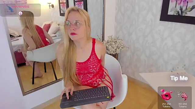 Snapshot of EmilySumer chatting on 03.05.25 EmilySumer online show from 03.05.25