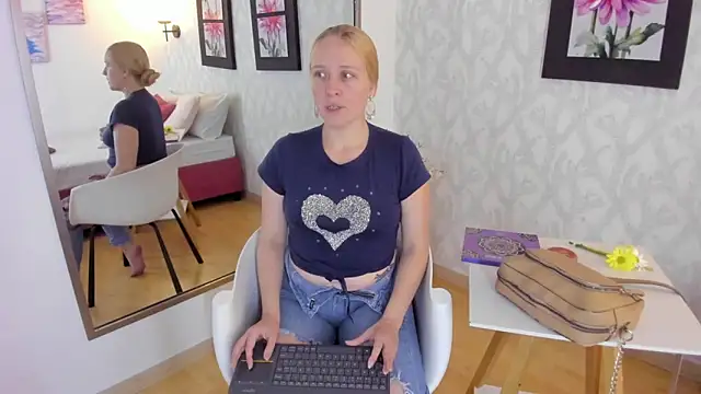 Snapshot of EmilySumer chatting on 03.07.25 EmilySumer online show from 03.07.25