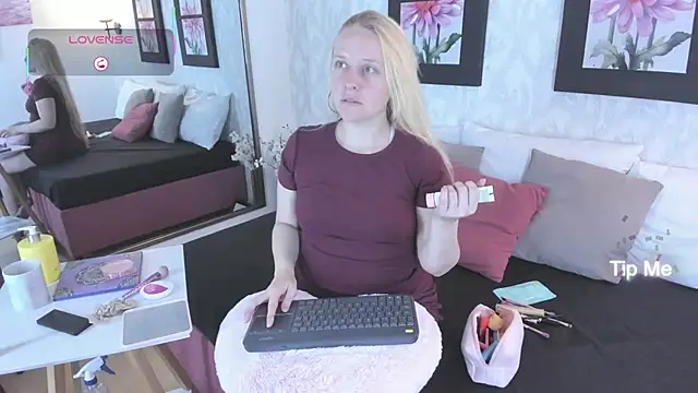 Snapshot of EmilySumer chatting on 09.28.25 EmilySumer online show from 09.28.25