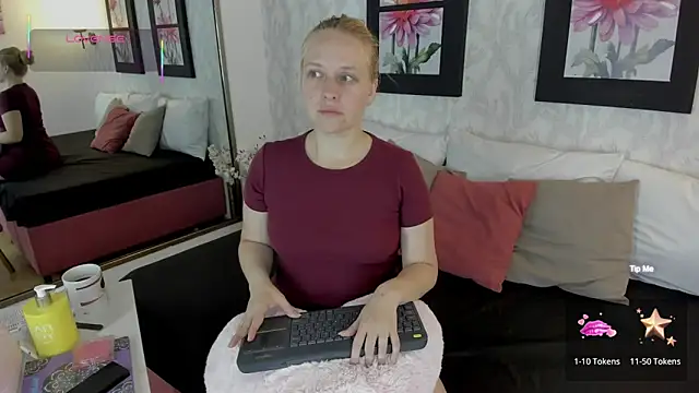 Snapshot of EmilySumer chatting on 10.02.25 EmilySumer online show from 10.02.25