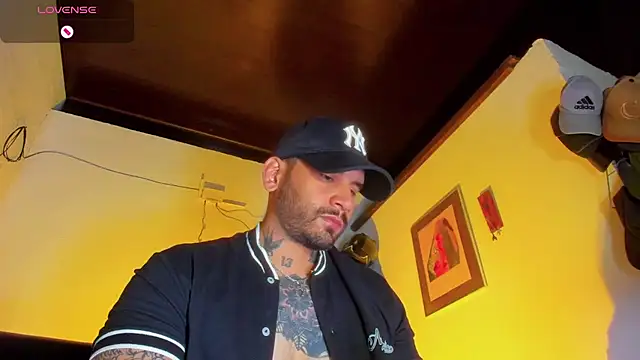 Snapshot of CamiloGray_ chatting on 03.20.25 CamiloGray online show from 03.20.25