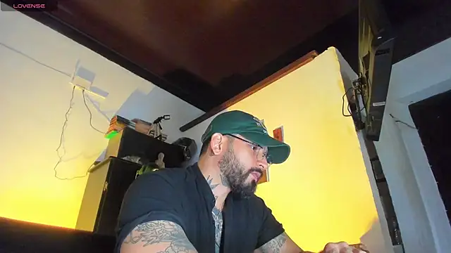 Snapshot of CamiloGray_ chatting on 09.19.25 CamiloGray online show from 09.19.25