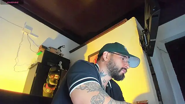 Snapshot of CamiloGray_ chatting on 09.21.25 CamiloGray online show from 09.21.25