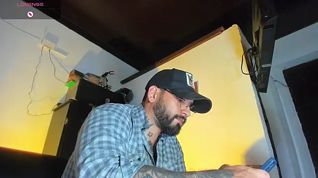 Snapshot of CamiloGray_ chatting on 09.24.25 CamiloGray online show from 09.24.25