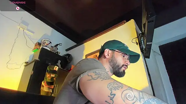 Snapshot of CamiloGray_ chatting on 09.26.25 CamiloGray online show from 09.26.25