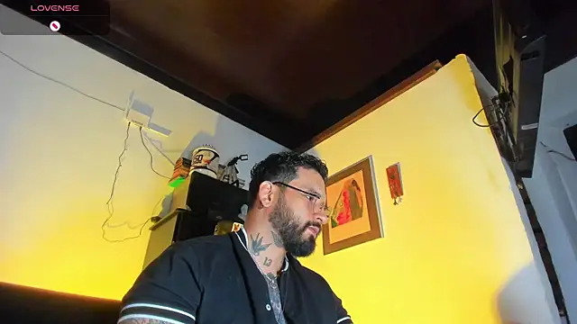 Snapshot of CamiloGray_ chatting on 09.29.25 CamiloGray online show from 09.29.25