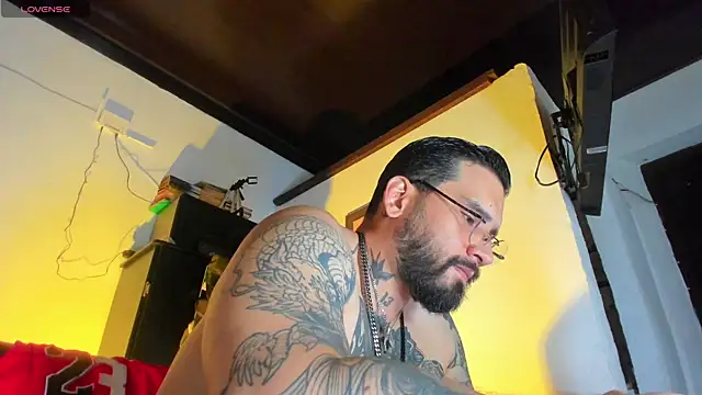 Snapshot of CamiloGray_ chatting on 10.05.25 CamiloGray online show from 10.05.25