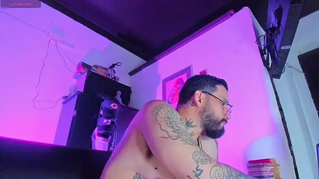 Snapshot of CamiloGray_ chatting on 10.08.25 CamiloGray online show from 10.08.25