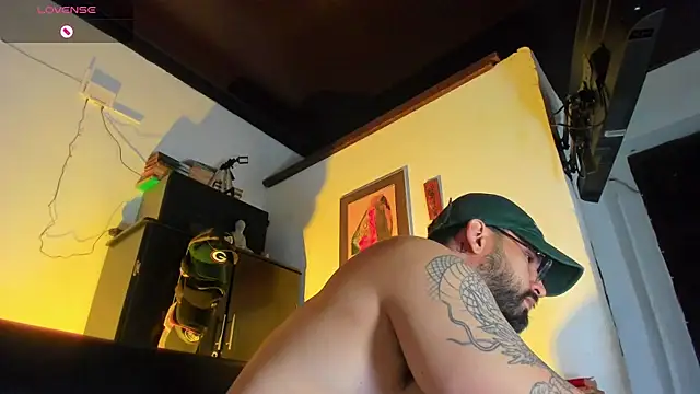 Snapshot of CamiloGray_ chatting on 10.11.25 CamiloGray online show from 10.11.25