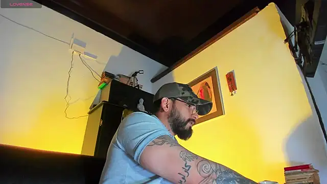 Snapshot of CamiloGray_ chatting on 10.22.25 CamiloGray online show from 10.22.25