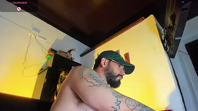 Snapshot of CamiloGray_ chatting on 10.23.25 CamiloGray online show from 10.23.25