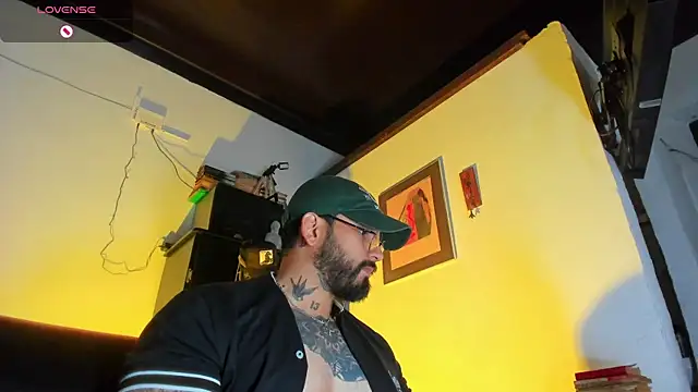 Snapshot of CamiloGray_ chatting on 10.27.25 CamiloGray online show from 10.27.25