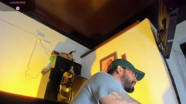 Snapshot of CamiloGray_ chatting on 10.28.25 CamiloGray online show from 10.28.25