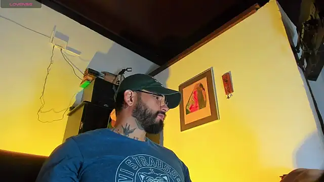 Snapshot of CamiloGray_ chatting on 11.03.25 CamiloGray online show from 11.03.25