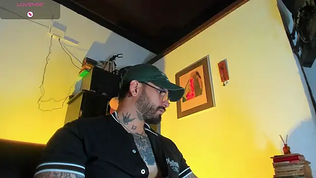 Snapshot of CamiloGray_ chatting on 11.05.25 CamiloGray online show from 11.05.25