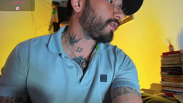 Snapshot of CamiloGray_ chatting on 11.18.25 CamiloGray online show from 11.18.25