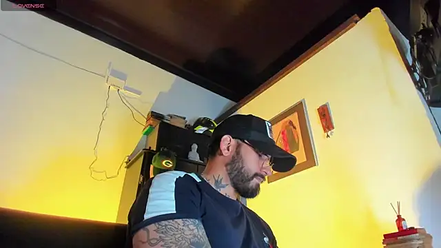 Snapshot of CamiloGray_ chatting on 12.02.25 CamiloGray online show from 12.02.25